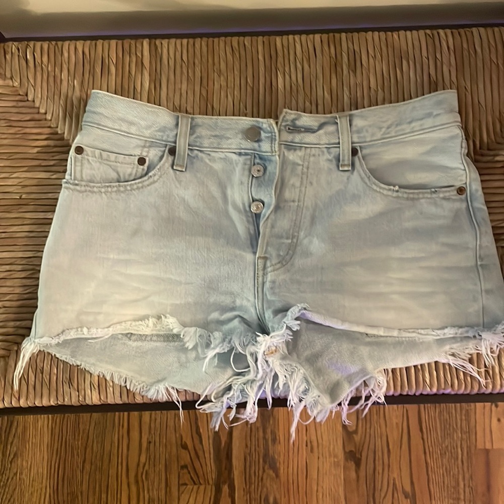Light Wash Levi’s Cut Off Shorts